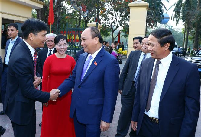 阮春福与海防市代表握手。（图片来源：越通社）