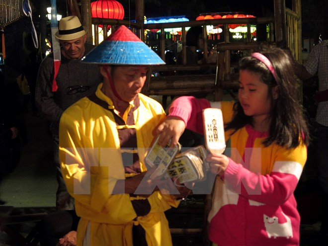 12月7日17时10分，越南中部发牌唱曲艺术正式被列入人类非物质文化遗产代表作名录。（图片来源：越通社） 