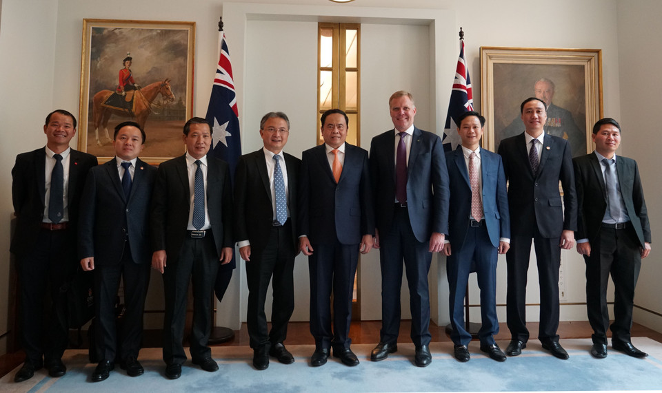 双方代表合影。（图片来源：越通社）