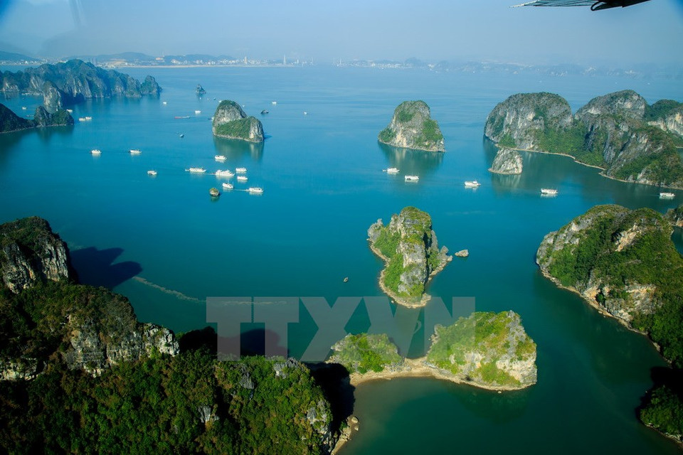 广宁省下龙湾湾分别于1994年和2000年入选《世界自然遗产》和《世界地质遗产》。（图片来源：越通社）