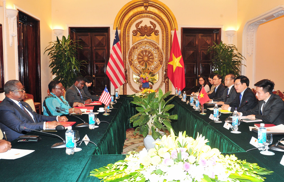 范平明与利比里亚外交部部长马扬•卡马拉举行会谈。（越通社记者阮康 摄）