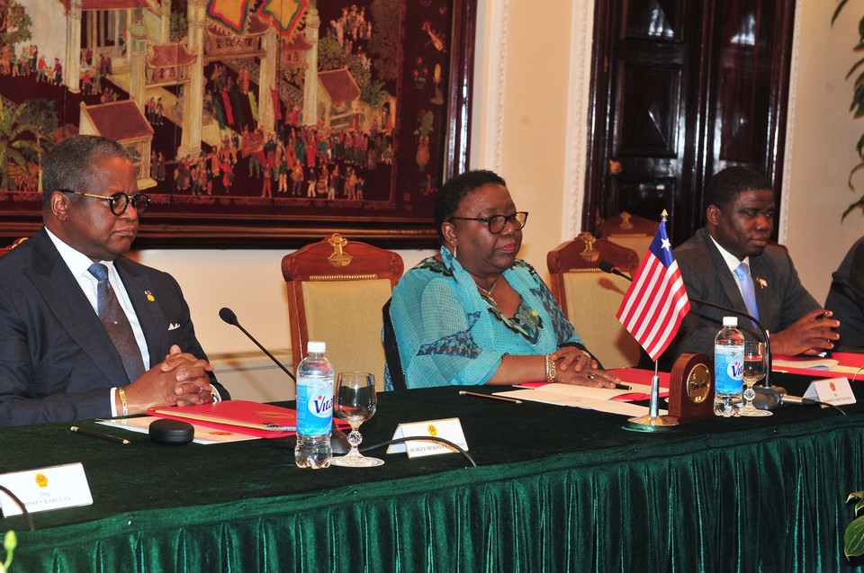 范平明与利比里亚外交部部长马扬•卡马拉举行会谈。（越通社记者阮康 摄）