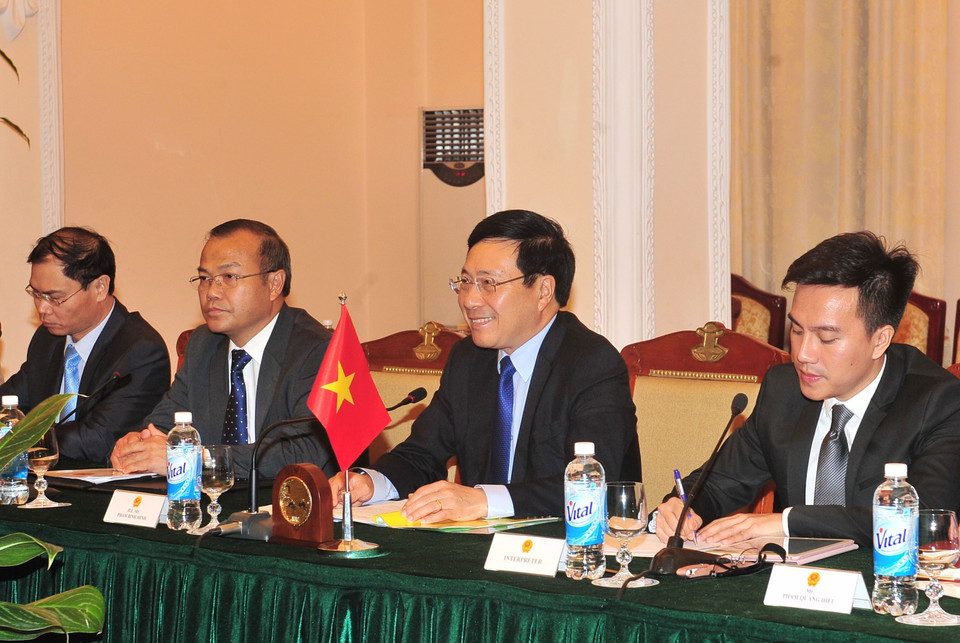 范平明与利比里亚外交部部长马扬•卡马拉举行会谈。（越通社记者阮康 摄）