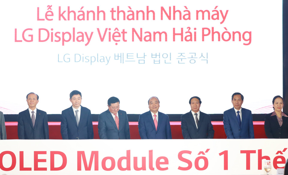 阮春福出席海防越南乐金显示器生产厂落成仪式。（图片来源：越通社）