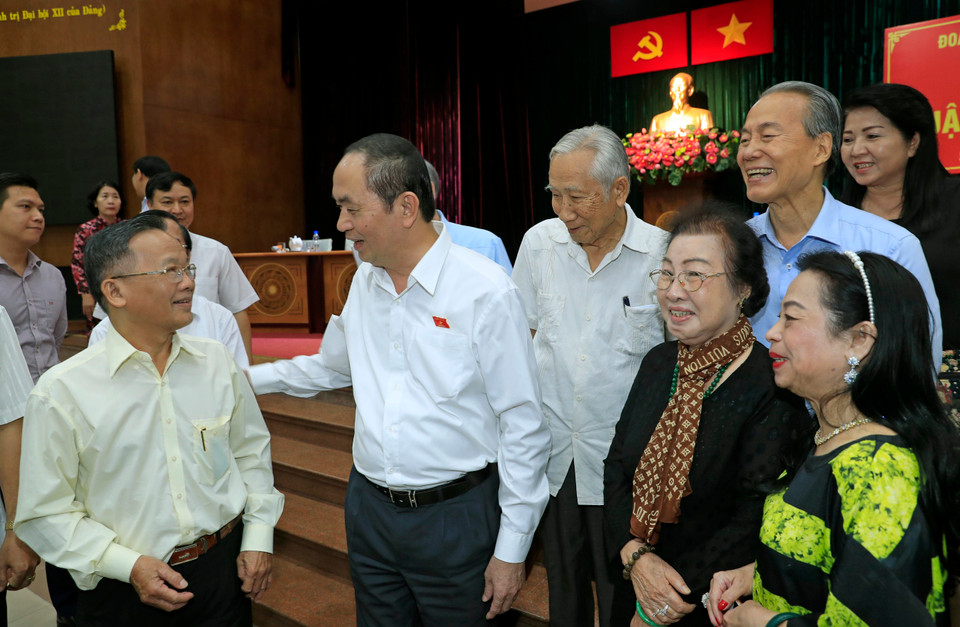 陈大光主席与胡志明市选民交谈。越通社记者 颜创 摄