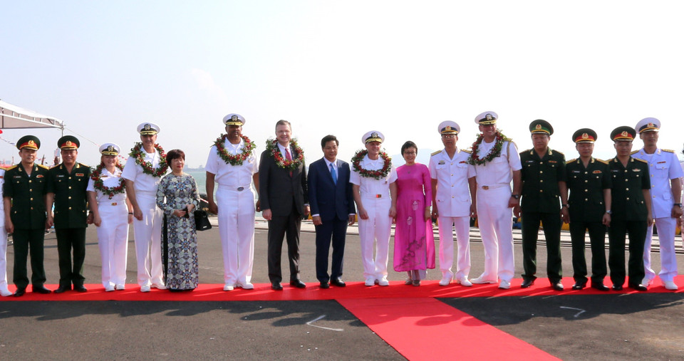 美国海军编队欢迎仪式。越通社记者 陈黎林 摄