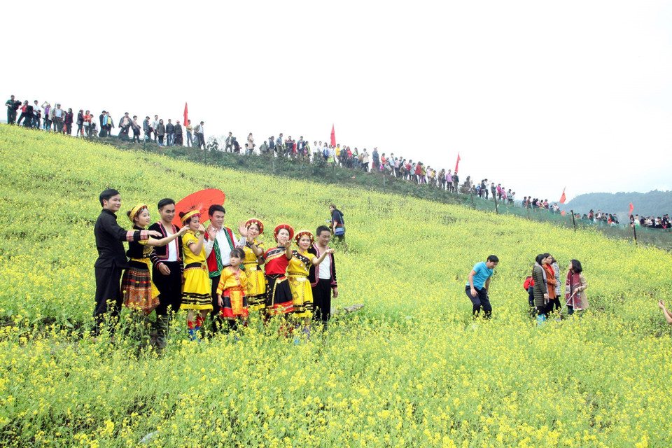 越南北件省赫蒙族的木拉节包括许多丰富多彩的活动，如：文艺表演、春季庙会、唱歌、民间游戏、体育比赛等。越通社记者 裴德孝 摄