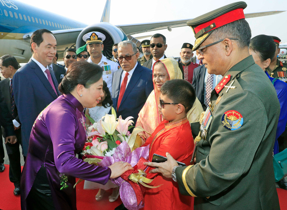 孟加拉国一名儿童向陈大光的夫人送上鲜花。 越通社记者 颜创 摄