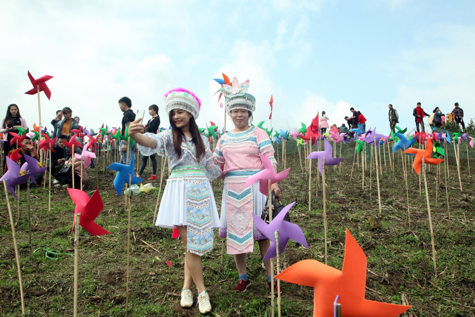 越南北件省赫蒙族的木拉节包括许多丰富多彩的活动，如：文艺表演、春季庙会、唱歌、民间游戏、体育比赛等。越通社记者 裴德孝 摄