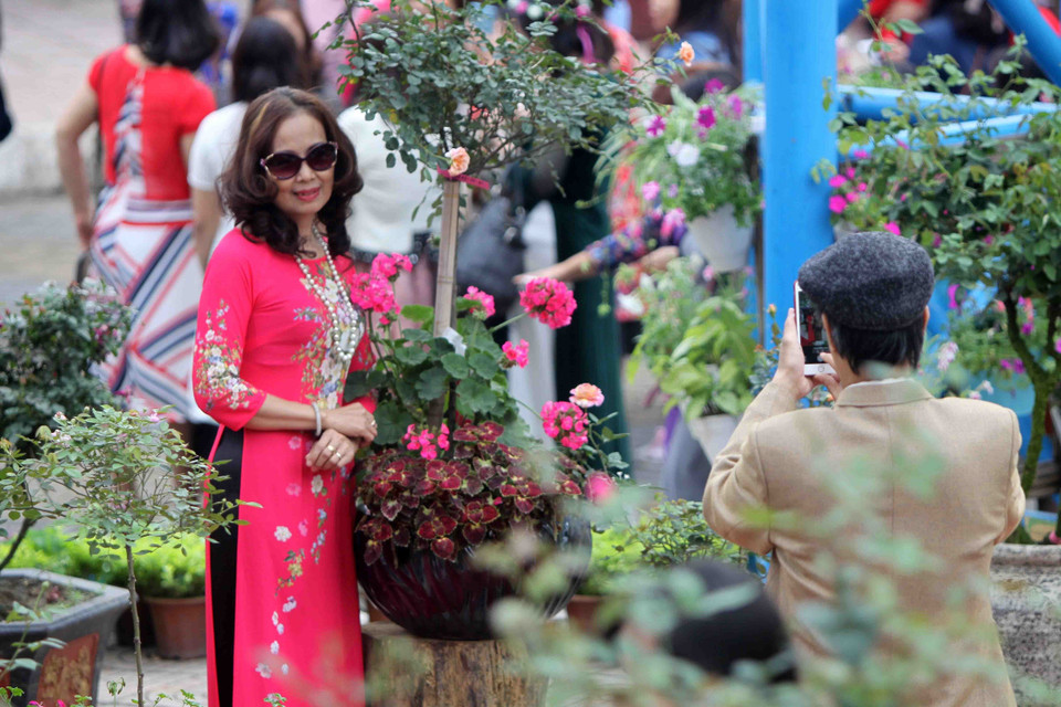 活动吸引众多当地居民和游客前来参观。越通社记者 青松 摄