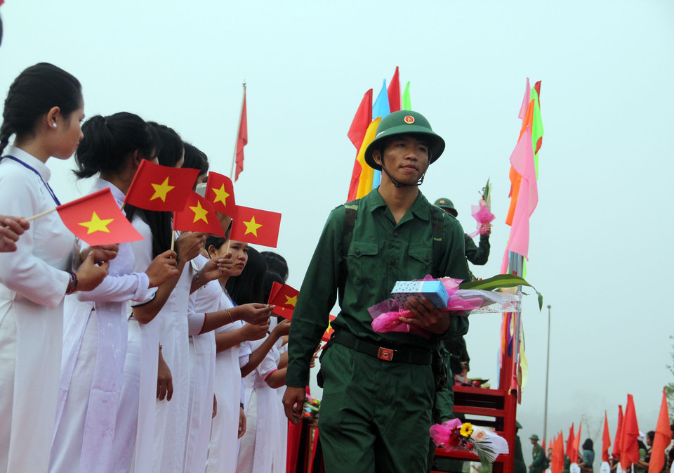 新兵们高兴地启程入伍。（图片来源：越通社）