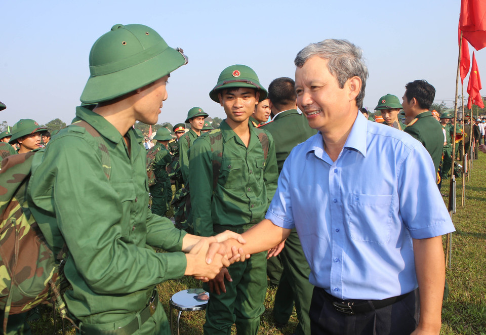 承天顺化省省委书记黎长留与新兵交谈。（图片来源：越通社）