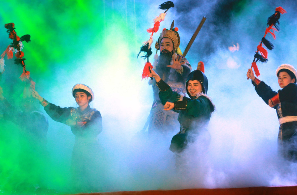 开庙仪式上的文艺演出节目。越通社记者 世悦 摄