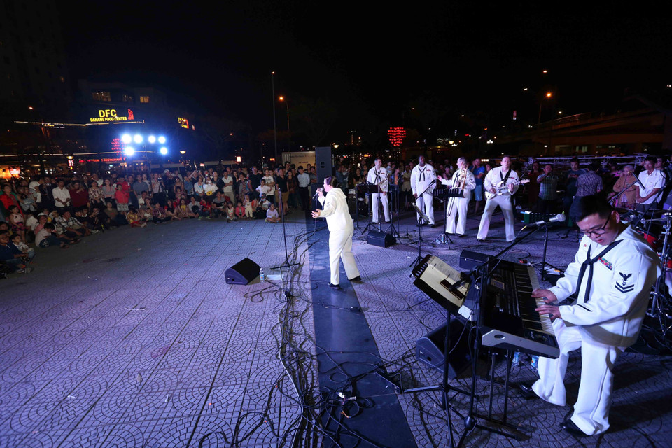 美国海军第七舰队乐队举行文艺演出 与岘港市民和游客亲切交流。越通社记者 陈黎林 摄