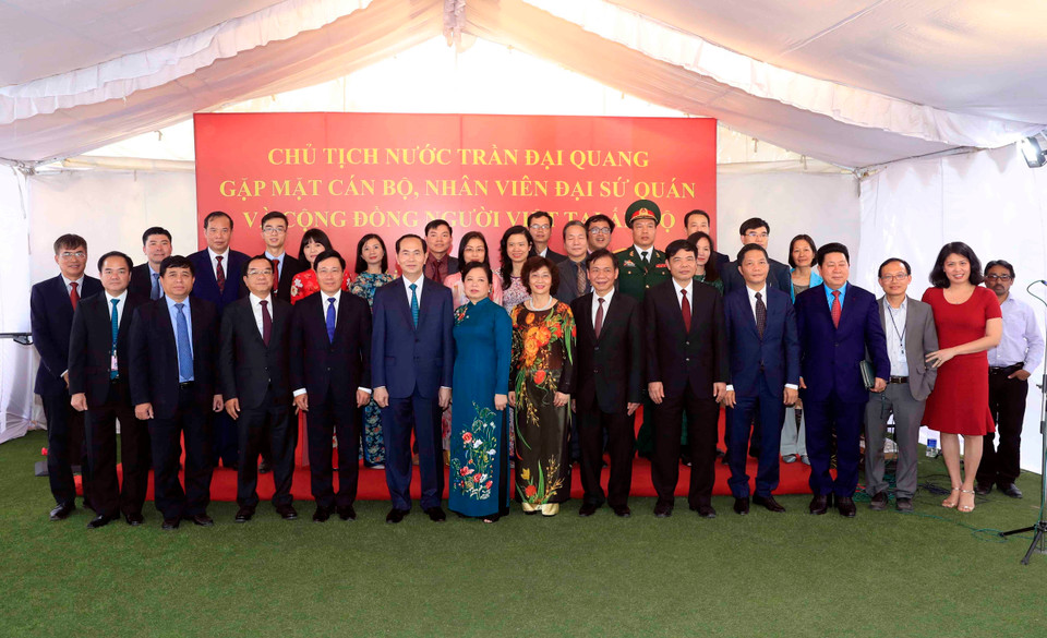 越南国家主席陈大光与越南驻印度大使馆全体干部和人员以及旅居印度越南人代表合影。越通社记者 彦创 摄