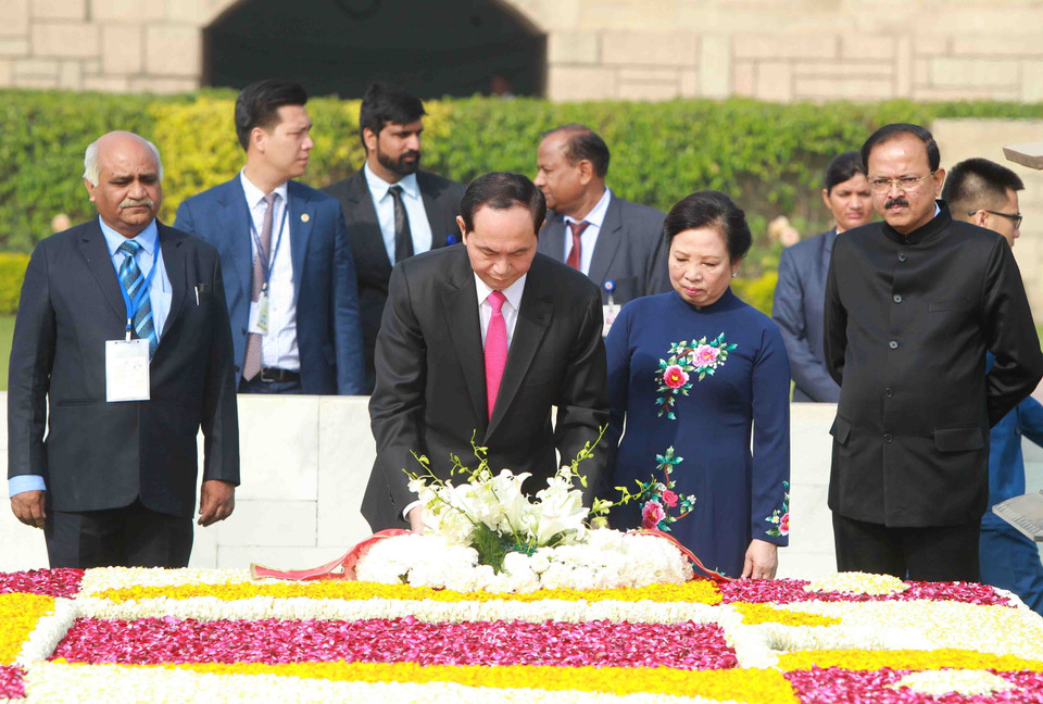 越南国家主席陈大光和夫人在印度圣雄甘地纪念区献上花圈。越通社记者 彦创 摄