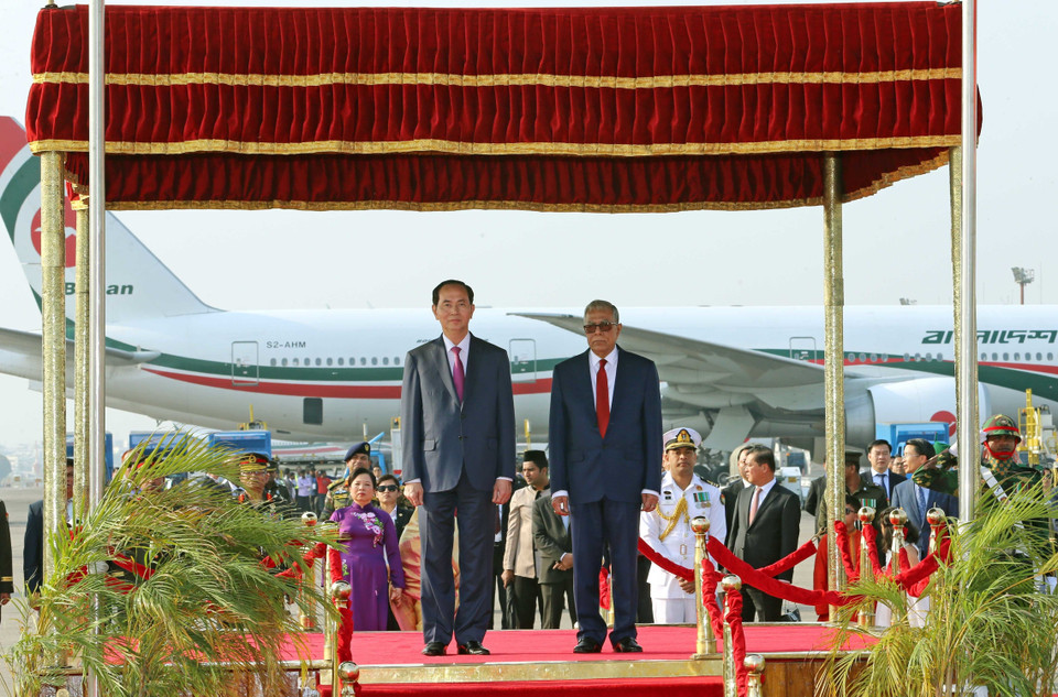 孟加拉国总统哈米德在沙阿贾拉勒国际机场举行最高规格欢迎仪式，欢迎陈大光一行访孟。
