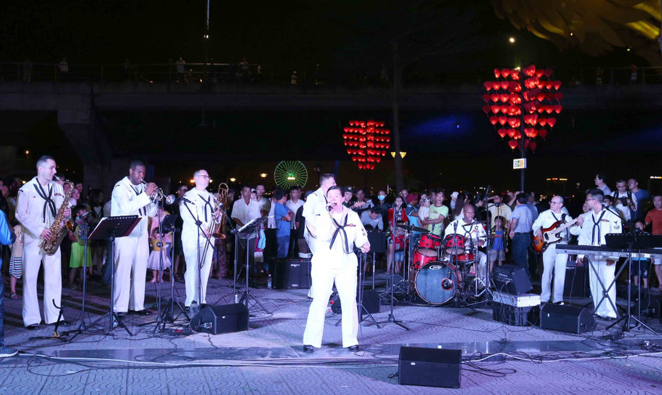 美国海军第七舰队乐队举行文艺演出 与岘港市民和游客亲切交流。越通社记者 陈黎林 摄