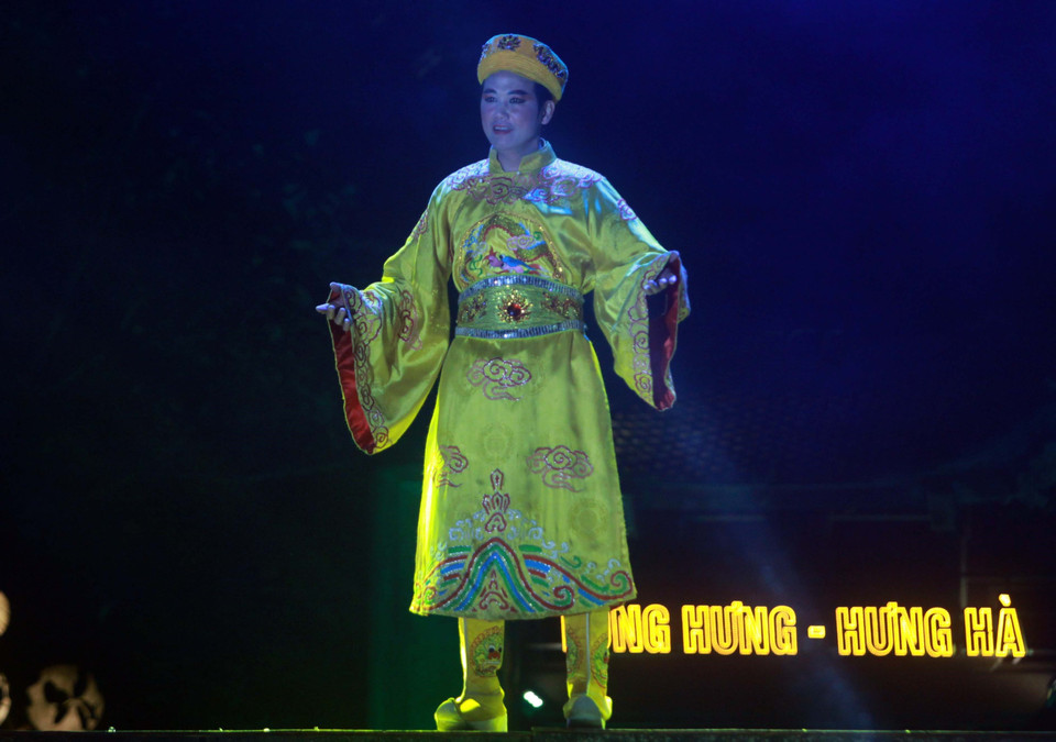 庙会期间，组委会举行许多富有陈朝文化特色的活动，如：迎水仪式、百姓鱼品烹饪比赛、陈朝民间游戏、民歌、民舞等活动。越通社记者 世悦 摄