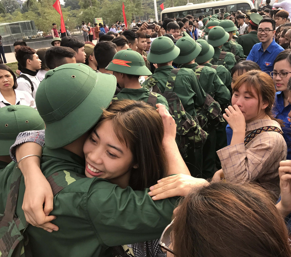 新兵们告别亲人奔赴军营，开始崭新的军旅生活。（图片来源：越通社）