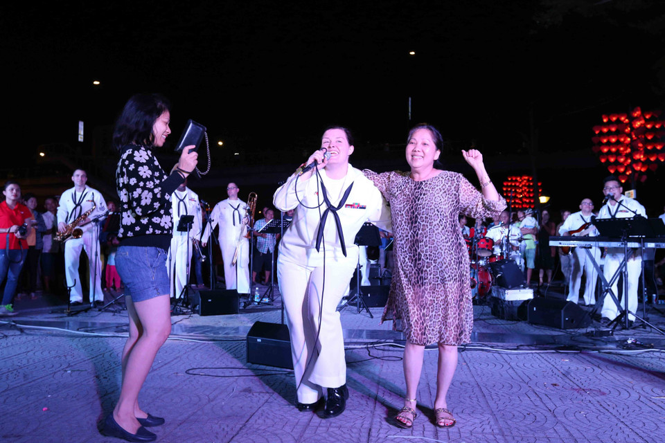 美国海军第七舰队乐队举行文艺演出 与岘港市民和游客亲切交流。越通社记者 陈黎林 摄
