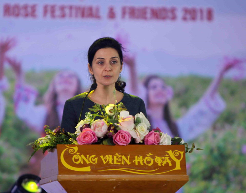 保加利亚驻越大使馆代表在开幕式上发表讲话。越通社记者 青松 摄