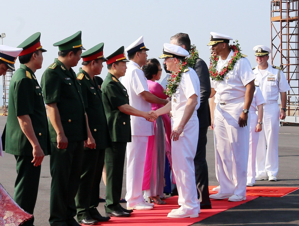  美国海军编队​欢迎仪式。越通社记者 陈黎林 摄