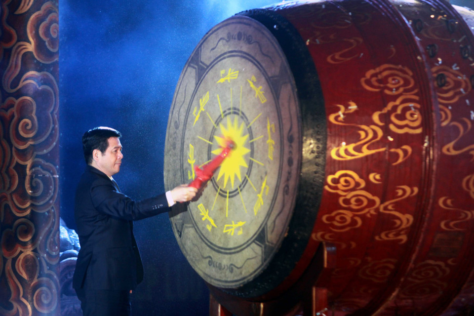 太平省人民委员会主席阮鸿延打鼓正式开庙。越通社记者 世悦 摄