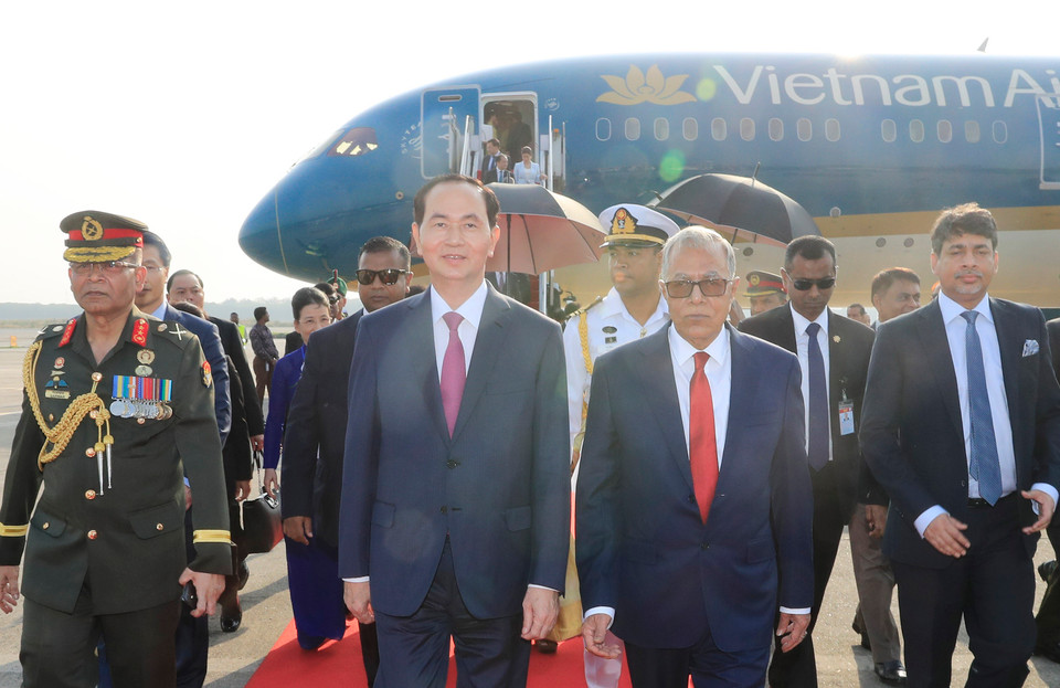 孟加拉国总统哈米德亲自来到舷梯前迎接陈大光。 越通社记者 颜创 摄