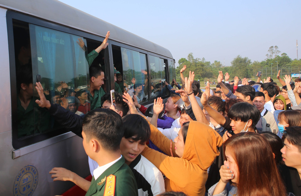 新兵入伍时，家人一路送别，久久不能释怀。（图片来源：越通社）