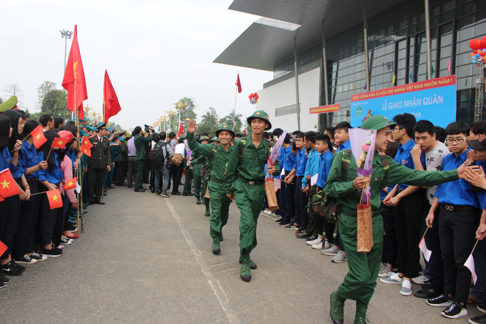 新宾们兴高采烈地入伍。（图片来源：越通社）