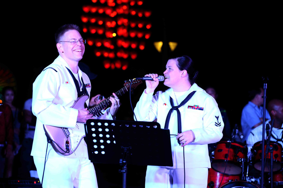 美国海军第七舰队乐队举行文艺演出 与岘港市民和游客亲切交流。越通社记者 陈黎林 摄