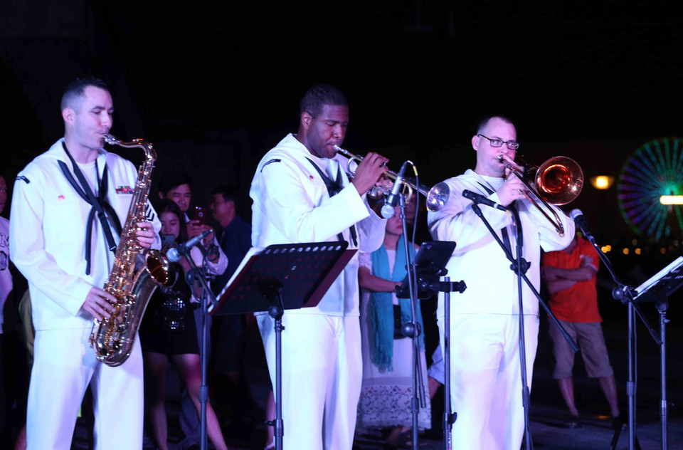 美国海军第七舰队乐队在岘港市举行文艺演出 。越通社记者 陈黎林 摄