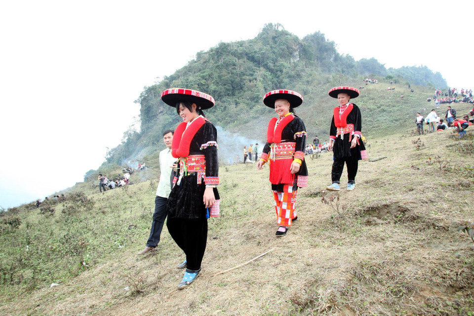 越南北件省赫蒙族的木拉节包括许多丰富多彩的活动，如：文艺表演、春季庙会、唱歌、民间游戏、体育比赛等。越通社记者 裴德孝 摄