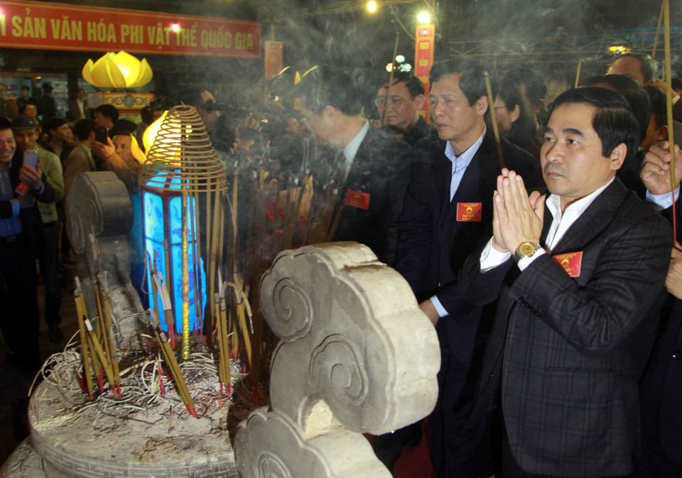 各位代表在陈庙庙会敬香。越通社记者 世悦 摄