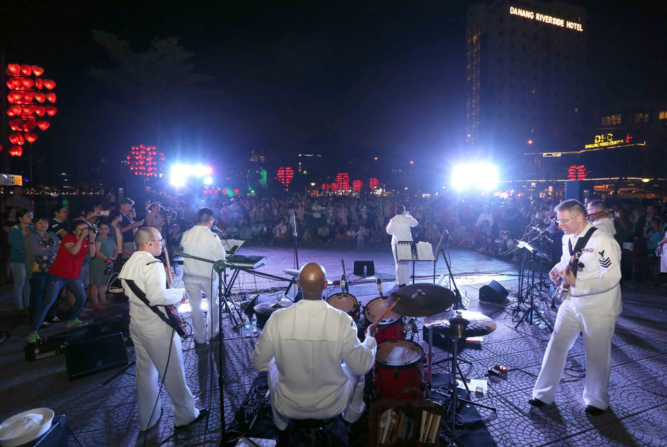 美国海军第七舰队乐队举行文艺演出 与岘港市民和游客亲切交流。越通社记者 陈黎林 摄