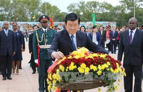  张晋创主席向设在克首都马普托的莫桑比克英雄纪念碑敬献花圈。（图片来源：越通社）