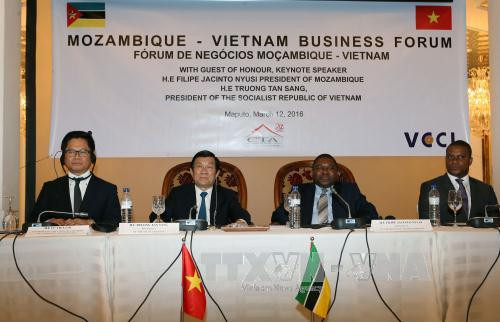  张晋创主席与菲利佩·纽西总统出席莫越企业论坛。（图片来源：越通社）