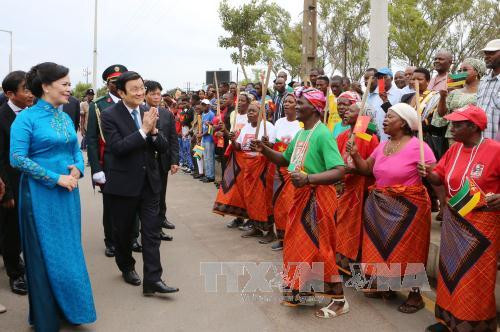  张晋创主席会见首都马普托居民。（图片来源：越通社）