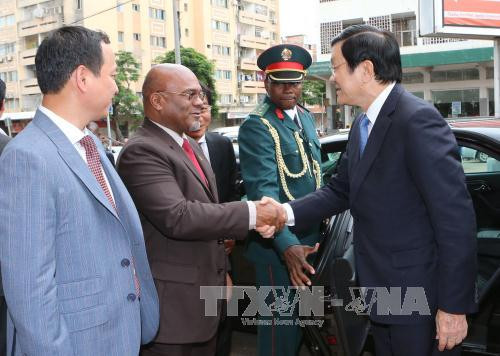  张晋创主席走访慰问越南军队电信集团旗下的Movitel电信公司。（图片来源：越通社）