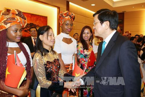  莫桑比克外交与合作部长和越南驻莫大使馆干部和职员赴机场迎接张晋创主席一行。（图片来源：越通社）