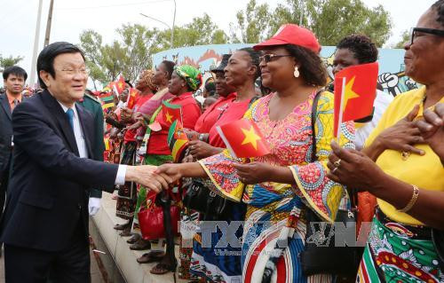  张晋创主席会见首都马普托居民。（图片来源：越通社）