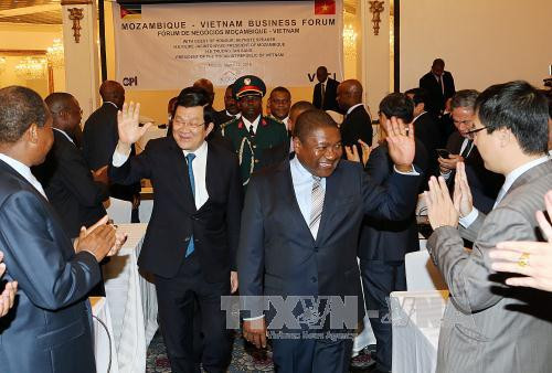  张晋创主席与菲利佩·纽西总统出席莫越企业论坛。（图片来源：越通社）