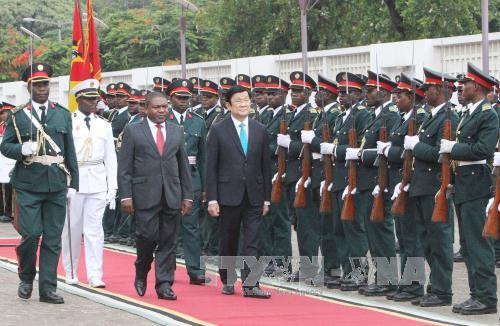  菲利佩·纽西总统与张晋创主席检阅仪仗队。（图片来源：越通社）