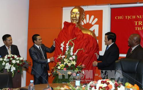  张晋创主席向Movitel电信公司赠送胡志明主席塑像。（图片来源：越通社）