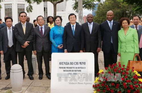  张晋创主席走访设在克首都马普托的胡志明大道。（图片来源：越通社）