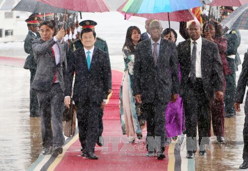  莫桑比克外交与合作部长和越南驻莫大使馆干部和职员赴机场迎接张晋创主席一行。（图片来源：越通社）