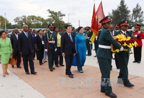  张晋创主席向设在克首都马普托的莫桑比克英雄纪念碑敬献花圈。（图片来源：越通社）