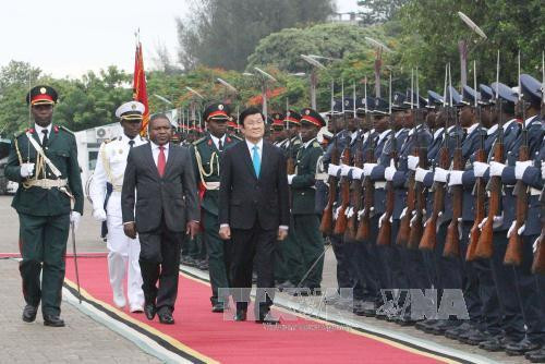  菲利佩·纽西总统与张晋创主席检阅仪仗队。（图片来源：越通社）