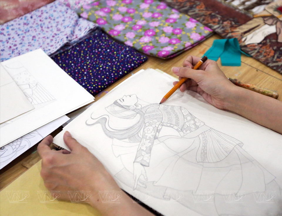 阮秋玄画家的布贴画的主题主要从不同角度描述越南妇女。图自越通社/《越南画报》